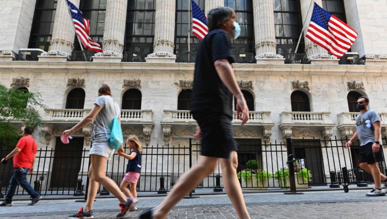 Covid-19 continúa presionando; pedidos de ayuda por desempleo en EU alcanzan&nbsp;860,000