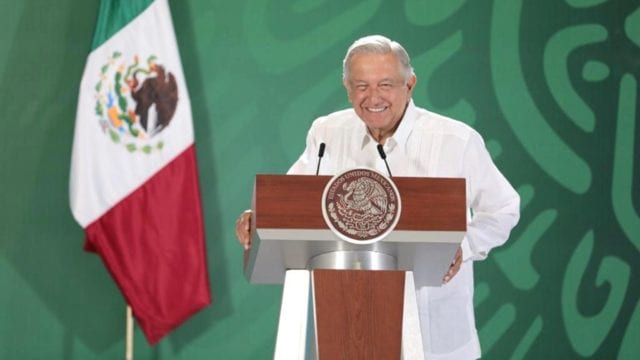 Bimbo y Walmart se ampararon contra reforma eléctrica, critica&nbsp;AMLO