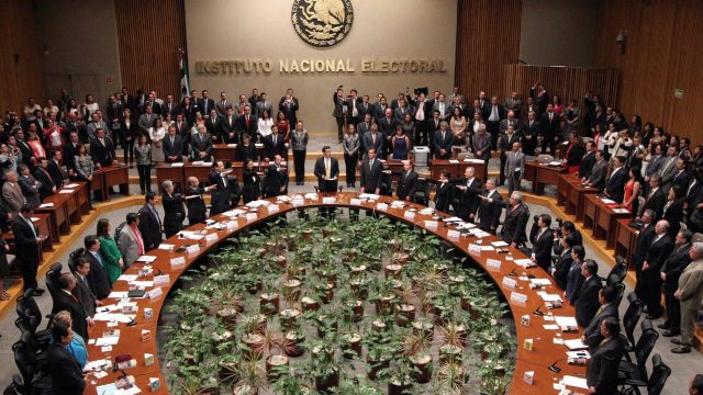 INE y Cofece aún con sueldos más altos que AMLO; Morena busca&nbsp;evitarlo