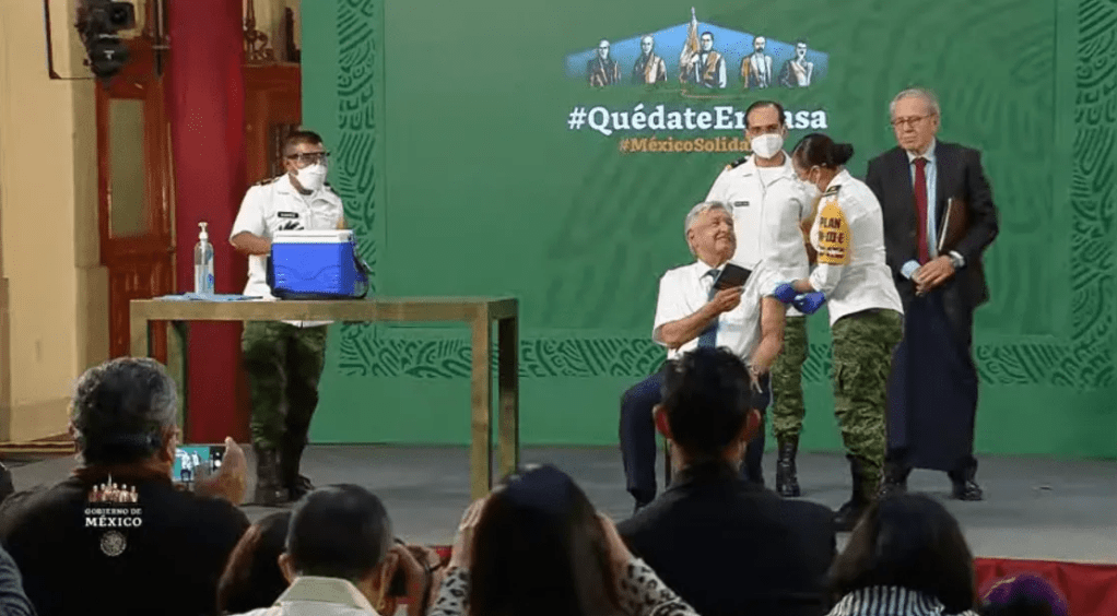 AMLO se vacuna contra el Covid-19 con dosis de&nbsp;AstraZeneca