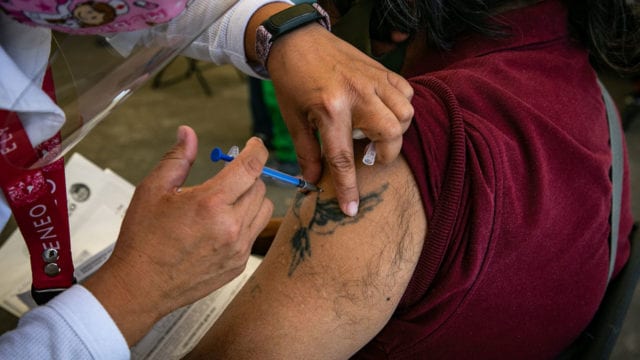 Jóvenes se disfrazaron de adultos mayores para vacunarse en CDMX; están&nbsp;detenidos