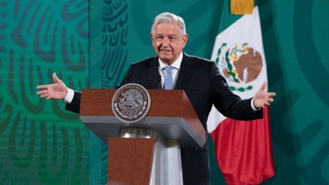 AMLO critica a gobernador de Banxico por compra de plantas&nbsp;chatarra