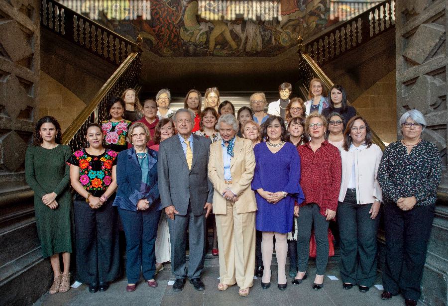 Mujeres en el gobierno: Mejor preparadas, pero ganan 26% menos que los&nbsp;hombres