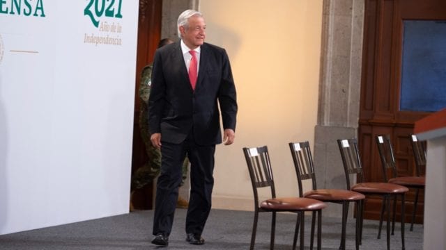 AMLO insistirá en que ningún funcionario gane más que&nbsp;él