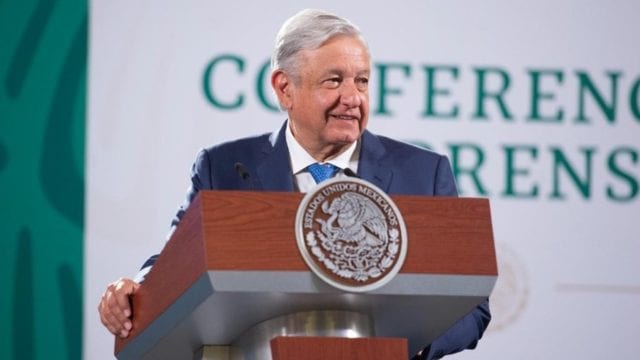 AMLO promete agilizar reparación de Línea 12; insiste en guerra sucia en&nbsp;CDMX