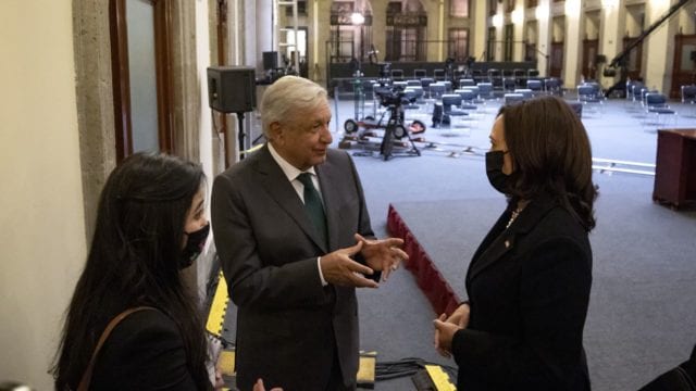 Kamala Harris pidió a AMLO dejar ‘trabajar’ a ONGs y&nbsp;prensa