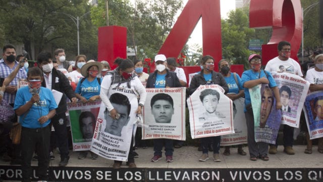 AMLO se reúne con padres de los 43 estudiantes desaparecidos de&nbsp;Ayotzinapa
