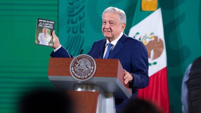AMLO presume su nuevo libro ‘A mitad del camino’; lo sugiere a&nbsp;opositores