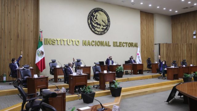 INE aprueba lineamientos para revocación de mandato; estima gastar 3,800&nbsp;mdp
