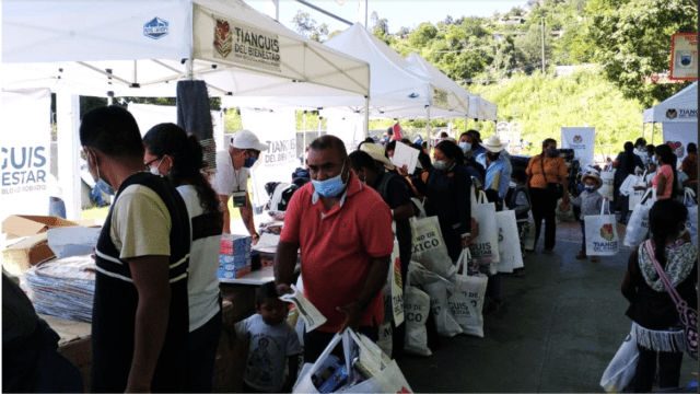 Procedentes de decomisos, gobierno lleva ropa y juguetes a 70 municipios&nbsp;pobres