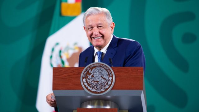 AMLO celebra retorno a clases: ‘me tocó levantar a las 6 a mi hijo&nbsp;Jesús’