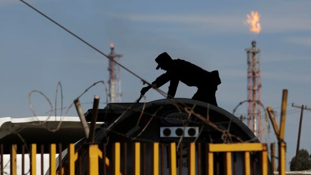 Golpe al contrabando de combustibles: Sedena asegura mil&nbsp;vehículos