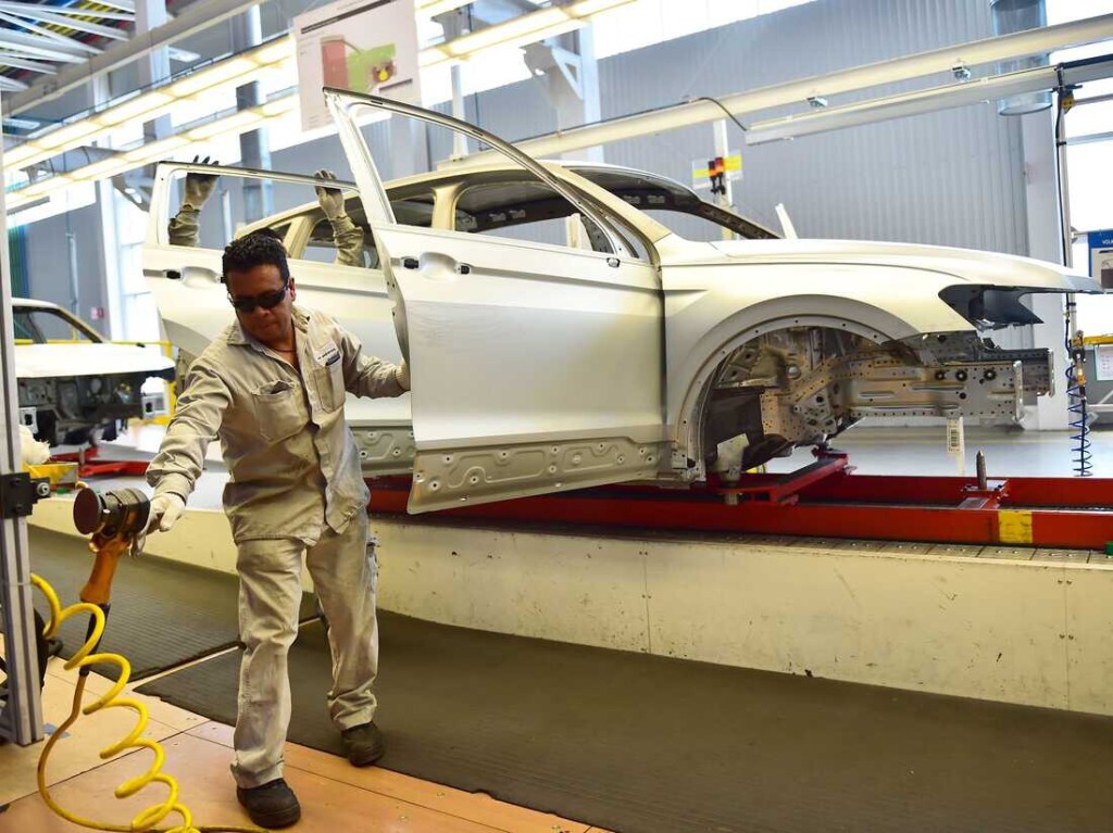 Trabajadores en México del sector automotriz padecen la escasez de chips con despidos y recortes de salario, según&nbsp;Reuters.