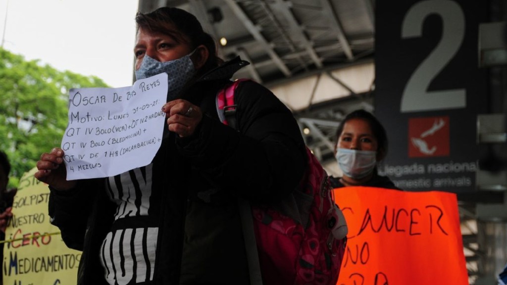 Por desabasto de medicinas, papás de niños con cáncer bloquearán AICM cada&nbsp;martes.