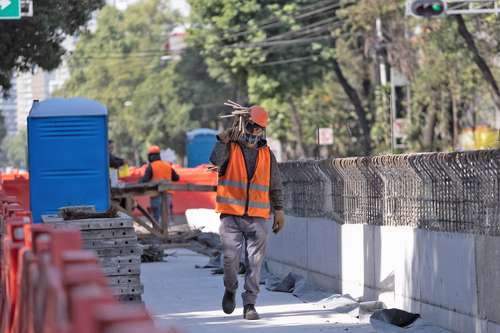 Trabajadores aceptan cargos menores y en otras áreas para mantenerse&nbsp;ocupados.