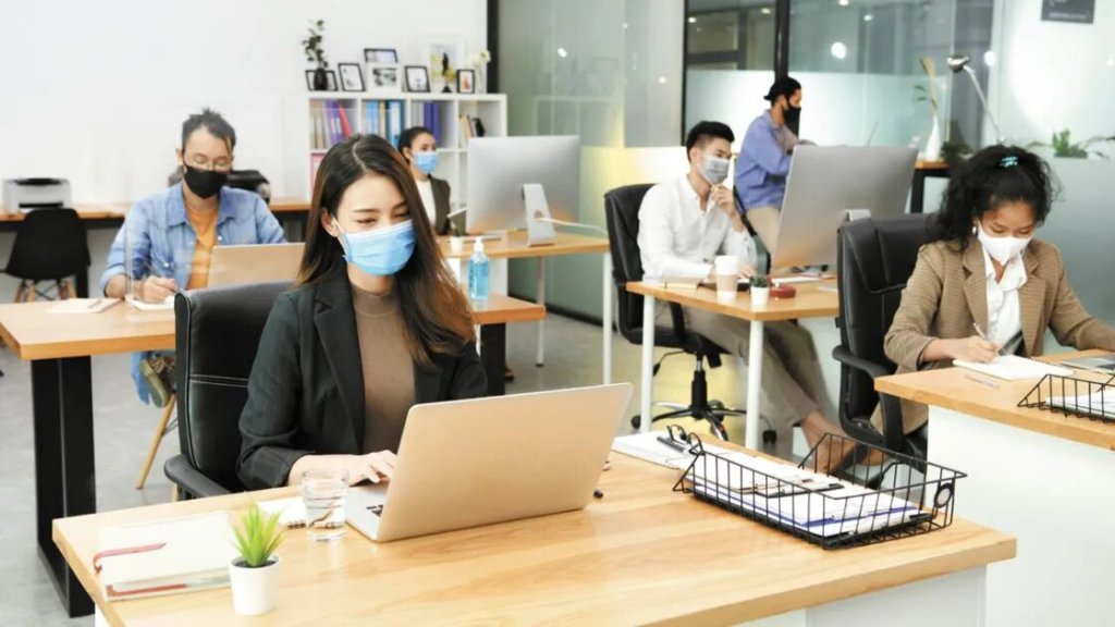 Con semáforo verde, empleados regresarán a sus centros de trabajo en su&nbsp;totalidad.