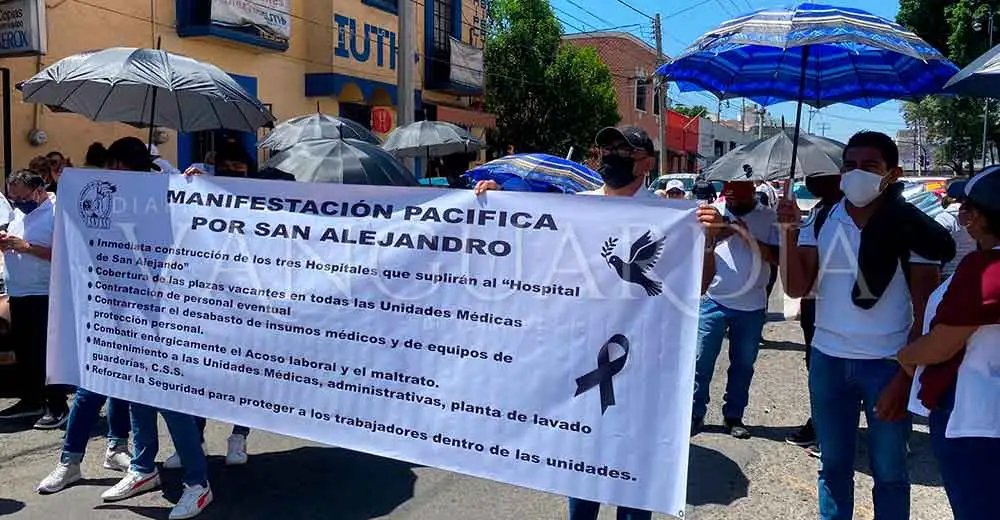 Trabajadores acusan explotación laboral en IMSS&nbsp;Puebla