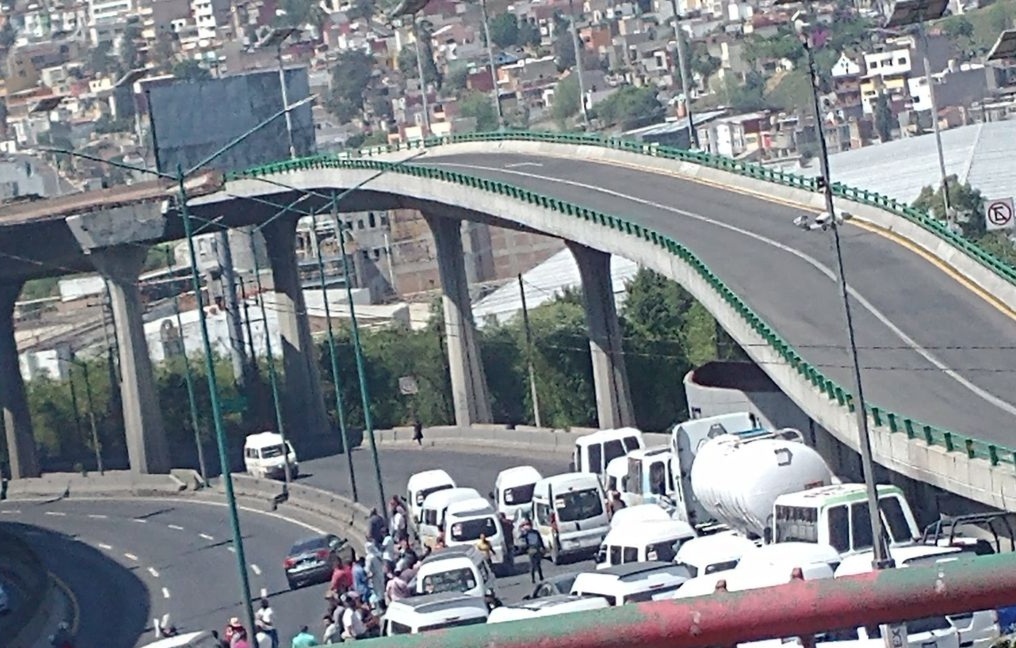 Choferes de transporte público bloquean autopista México-Querétaro.