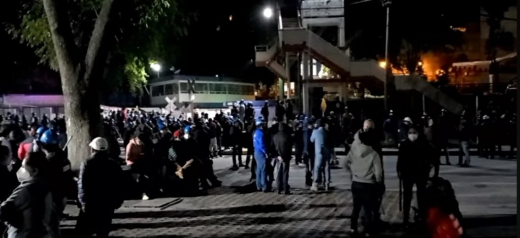 Evitan nuevo enfrentamiento entre trabajadores de cementera Cruz&nbsp;Azul.