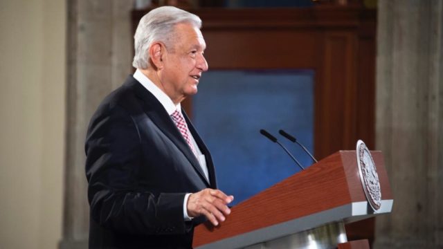 Tras desalojo del AICM, se busca cómo ayudar a trabajadores de Mexicana:&nbsp;AMLO