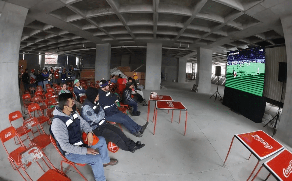 ¡Paren la obra que está jugando México! trabajadores se toman un descanso para ver el partido en&nbsp;Monterrey