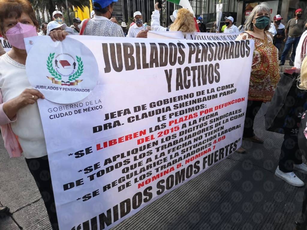Marchan trabajadores de la salud jubilados y pensionados sobre Paseo de la&nbsp;Reforma