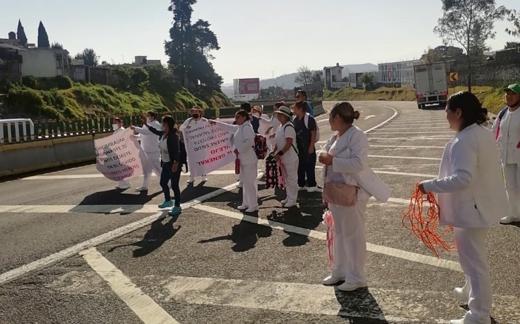 Bloquean la México-Cuernavaca Trabajadores de la salud que exigen&nbsp;bases