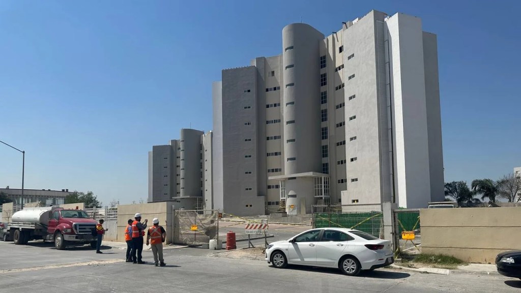 Clausuran construcción en Apodaca, Nuevo León; trabajadores portaban huaraches para&nbsp;laborar