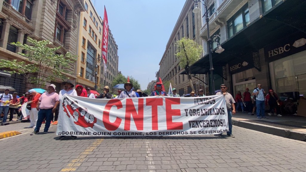 CNTE bloquea accesos al AICM; autoridades apoyan traslado de&nbsp;pasajeros